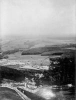 Ligne Maginot - HOCHWALD OUVRAGE, FOSSE et CASEMATE C6 - Le fossé et en contrebas, le chantier des blocs de l'ouvrage ouest vu depuis la casemate C6