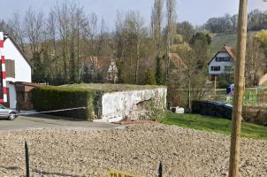 Ligne Maginot - OBERHOFFEN CENTRE - (Blockhaus pour canon) - Après démolition des maisons qui le masquaient, ce bloc est maintenant bien visible. Il était probablement initialement intégré dans une grange.