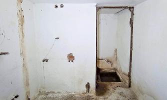 Ligne Maginot - I1 - (Chambre de coupure) - À droite l'entrée de la chambre, à gauche le reste des charnières de la tablette et du banc rabattable 