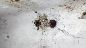 Ligne Maginot - N - (Chambre de coupure) - Passages de câbles connectant les équipements de la chambre au boitier de raccordement pour les troupes de campagne placé dans l'encadrement de la trappe d'accès