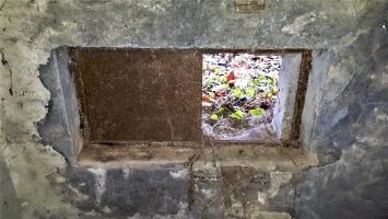 Ligne Maginot - 415D - PORT DU RHIN CENTRE 3 - (Blockhaus pour arme infanterie) - Chambre de tir inférieur
Créneau encore équipé de son volet en tôle