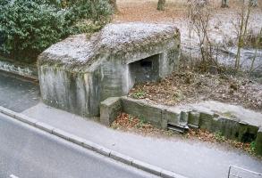 Ligne Maginot - ROUTE DU RHIN  - (Barrage de Route) - Vue des ancrages coté sud avec le blockhaus de couverture