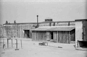 Ligne Maginot - ROHRSCHOLLEN - (Casemate d'infanterie - Double) - Le baraquement contre la façade de l'entrée et la cloche GFM 