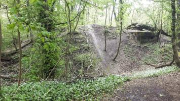 Ligne Maginot - OBERJAEGERHOFF - (Abri) - La remblais bien visible de l'ancienne redoute et la chambre de tir pour mitrailleuses