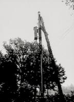 Ligne Maginot - Chambre de coupure S5 - Poteau d’où partaient les lignes de campagne destinées aux troupes du secteur.
Noter le boitier de protection aéro-souterrain  en haut de poteau