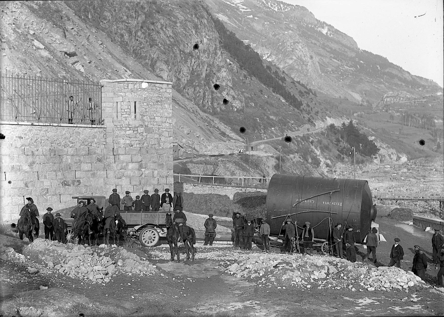 Ligne Maginot - CASERNE LOUTRAZ - (Casernement) - Les casernes Loutraz à Modane 
Arrivée de la citerne, photo prise après 1906
