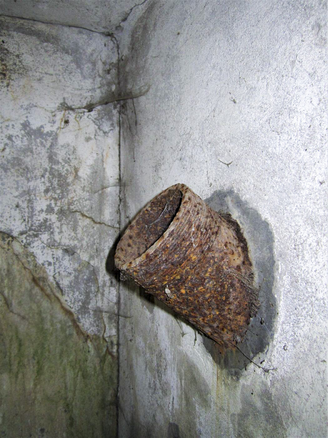 Ligne Maginot - PFAFFENBRONN 8 - (Blockhaus pour arme infanterie) - Goulotte à grenades sur le mur coté gauche