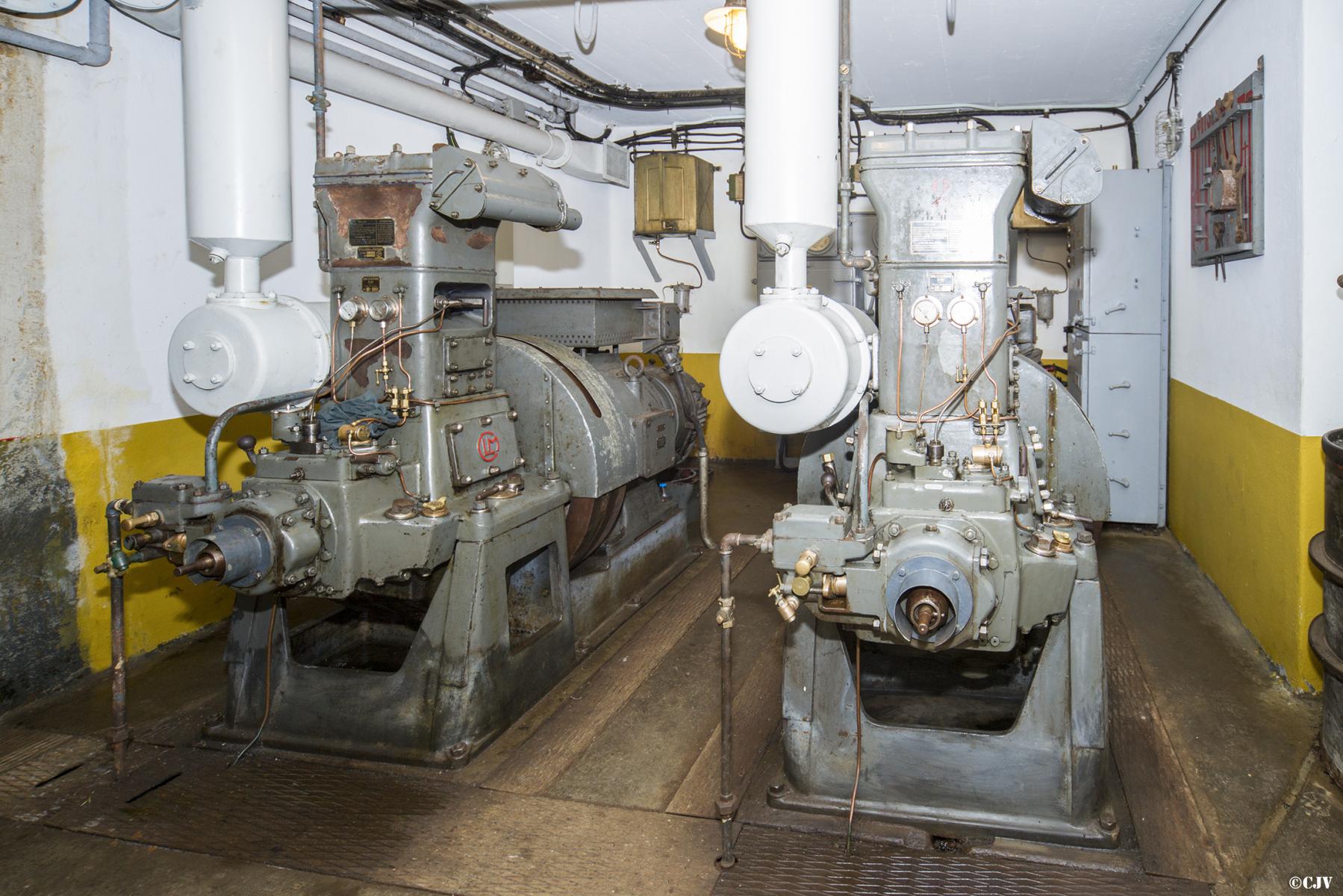 Ligne Maginot - LA FERTE - (Ouvrage d'infanterie) - Bloc 1
Usine électrique
Les deux groupes électrogènes à moteur CLM 108 de 25 CV
