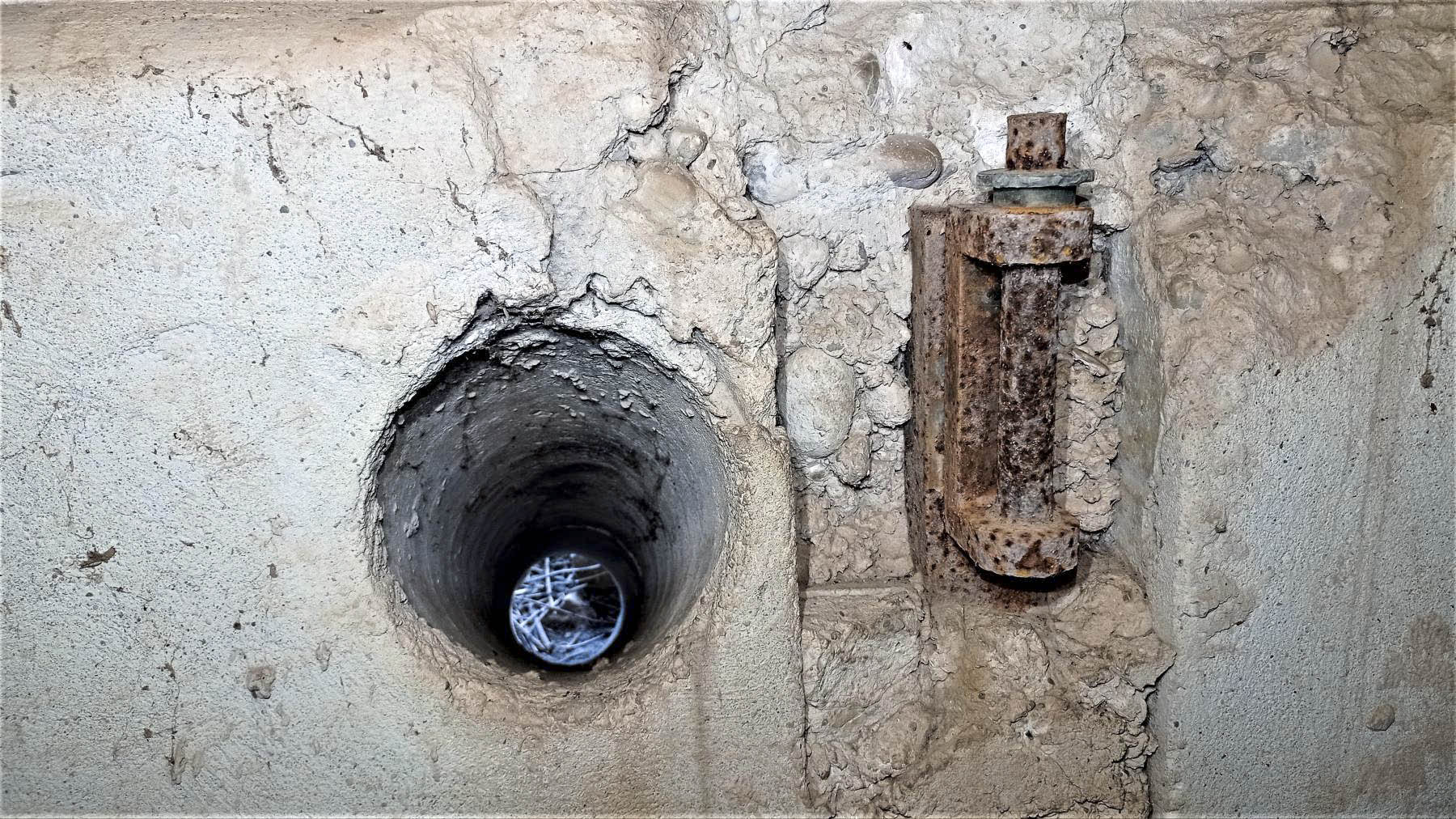 Ligne Maginot - KIRCHGRUBE NORD - (Blockhaus pour arme infanterie) - Conduit d'évacuation des douilles et axe pivot de l'affût de mitrailleuse