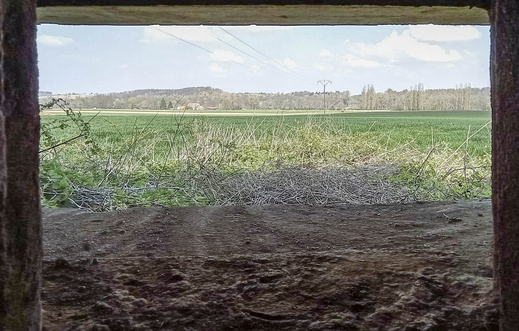 Ligne Maginot - KIRCHGRUBE NORD - (Blockhaus pour arme infanterie) - Direction de tir du créneau pour mitrailleuse balayant les champs et les abords de la D 263 vers le Moulin de Hunspach