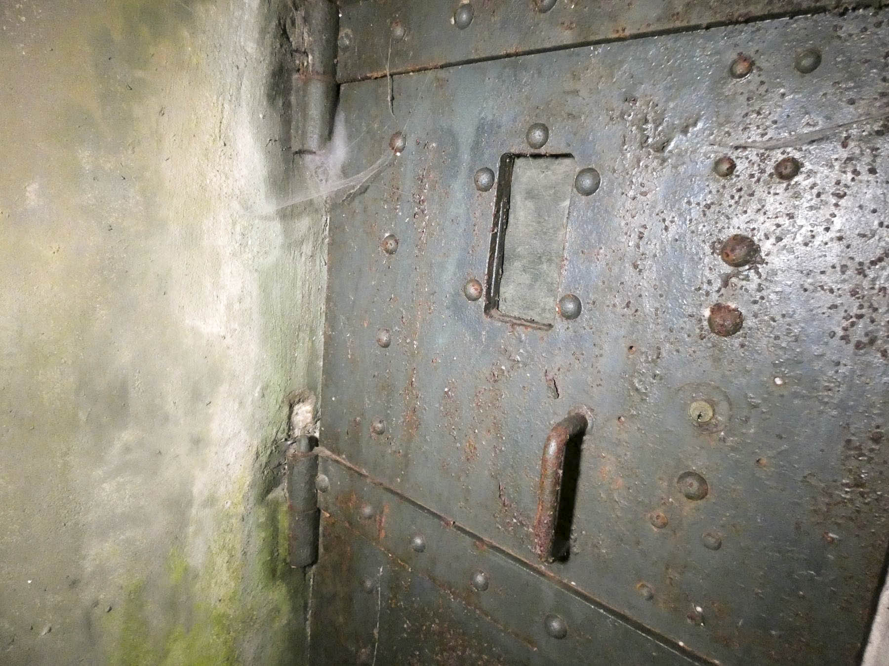 Ligne Maginot - BB8 - KOBENBERG - (Blockhaus pour canon) - La porte blindée est en place et verrouillée.