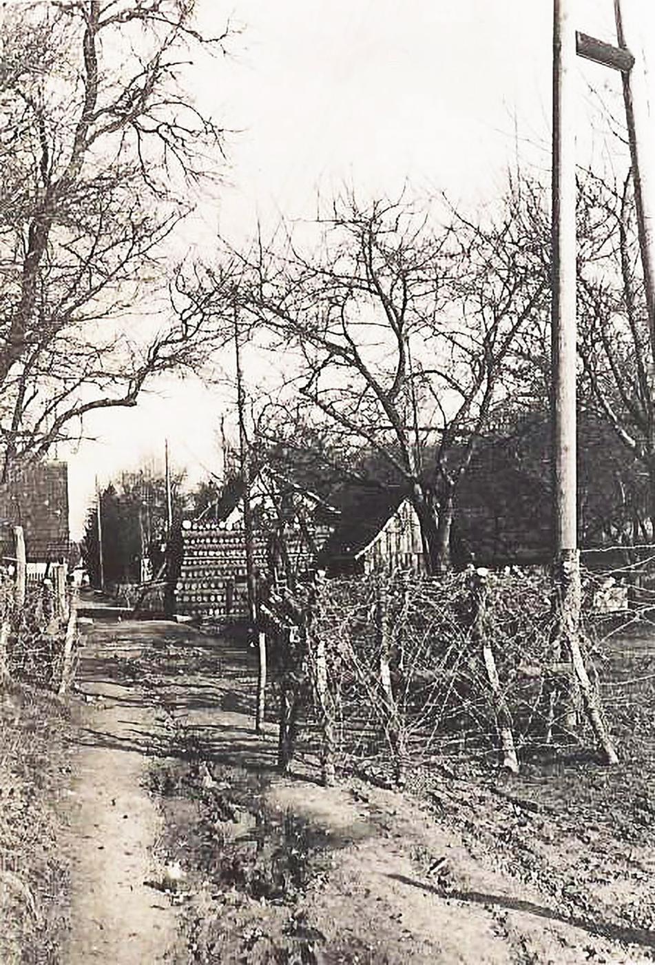 Ligne Maginot - RUE DU RUISSEAU - (Blockhaus pour arme infanterie) - Vue d'ensemble du barrage de route et du blockhaus 