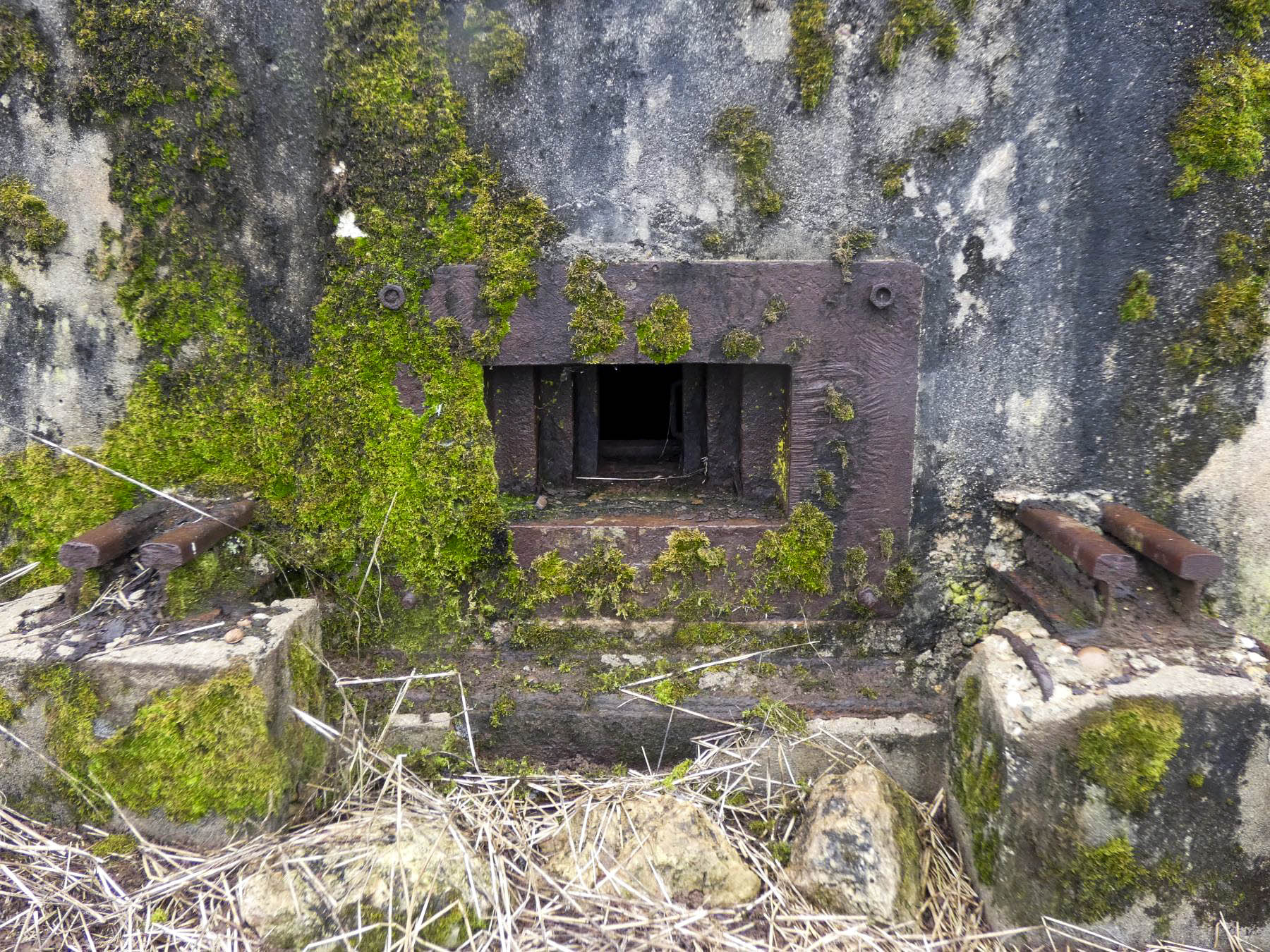 Ligne Maginot - BB318 - SANDBRUCKEN 1 - (Blockhaus pour arme infanterie) - Le créneau pour une mitrailleuse.