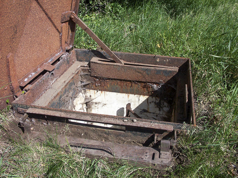 Ligne Maginot - T1 - (Chambre de coupure) - Vue de la trappe d'accés et de la trappe protégeant le boitier de raccordement des lignes de campagne monté dans le cadre 
NB : Le boitier de raccordement n'est plus en place