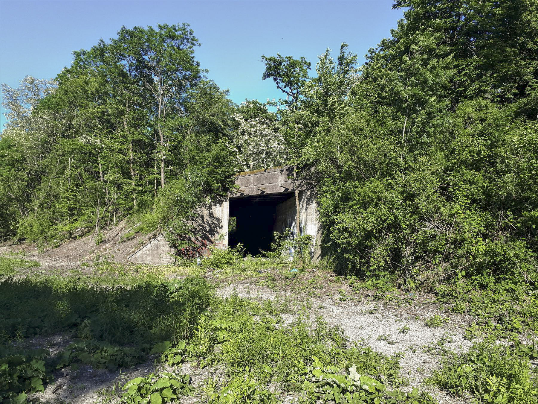 Ligne Maginot - 301A - PORT DU RHIN SUD 35 - (Blockhaus pour arme infanterie) - Passage inférieur dans le talus de la rue de la Rochelle défendu par le créneau Est