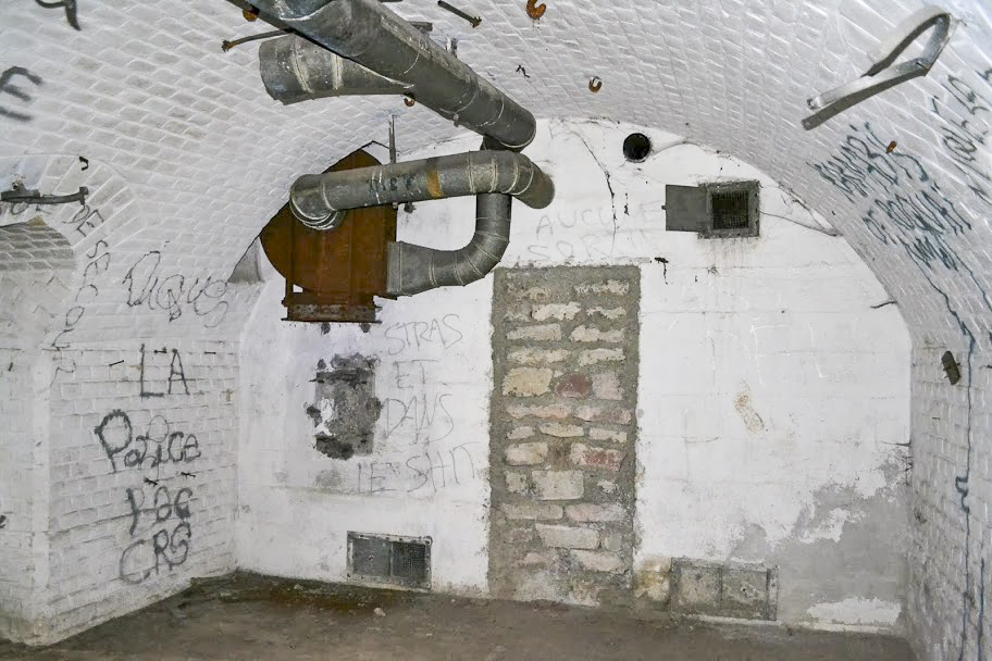 Ligne Maginot - A33 - (Abri) - Ventilation de l'abri.
Noter l'entrée d'origine allemande murée 