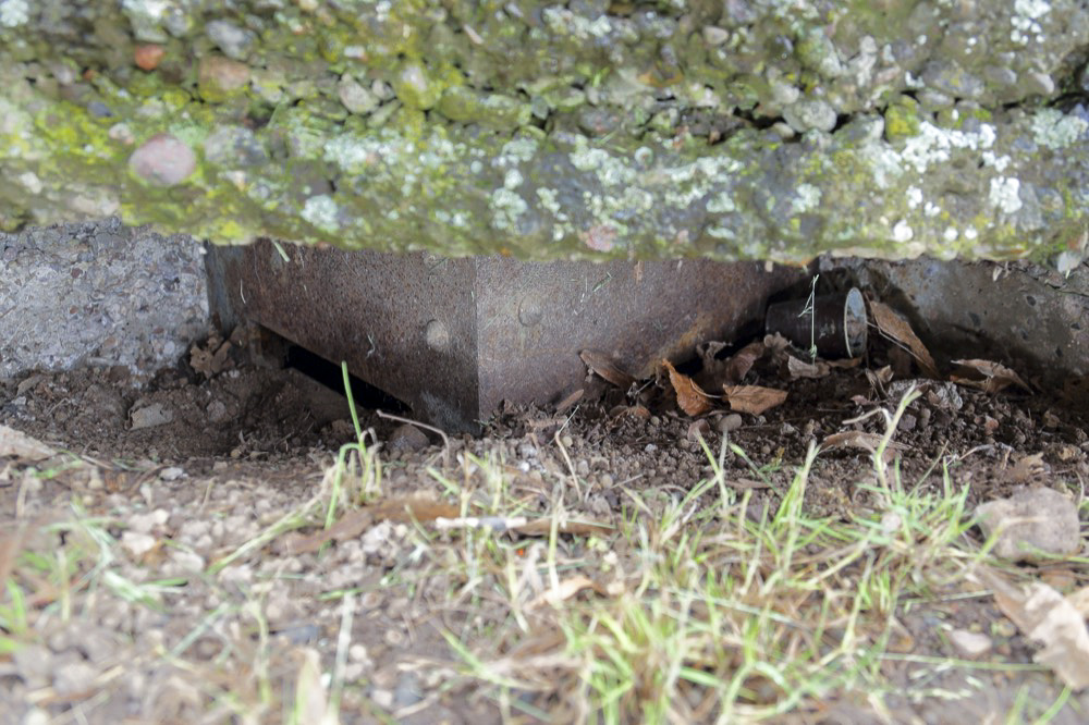 Ligne Maginot - AERODROME D'ENTZHEIM - (Observatoire d'infanterie) - La guérite pentagonale noyée dans le bétonnage
L'embrasure ne laisse apparaitre que les deux créneaux d'observation frontaux de la guérite