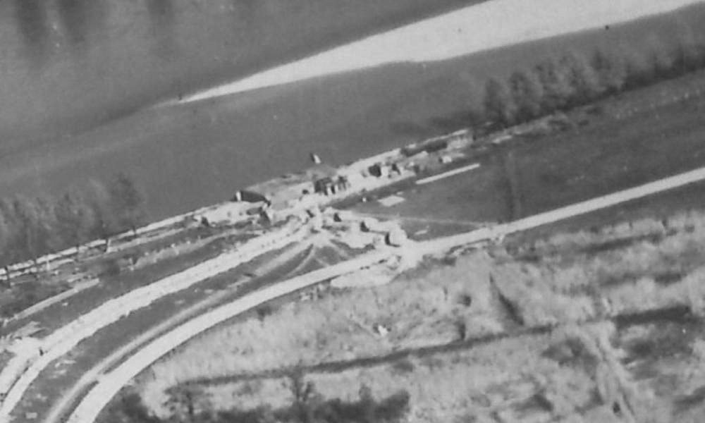 Ligne Maginot - CHAMP DE COURSES - (Casemate d'infanterie - double) - Photo aérienne
On distingue le boyau d'accès à la casemate