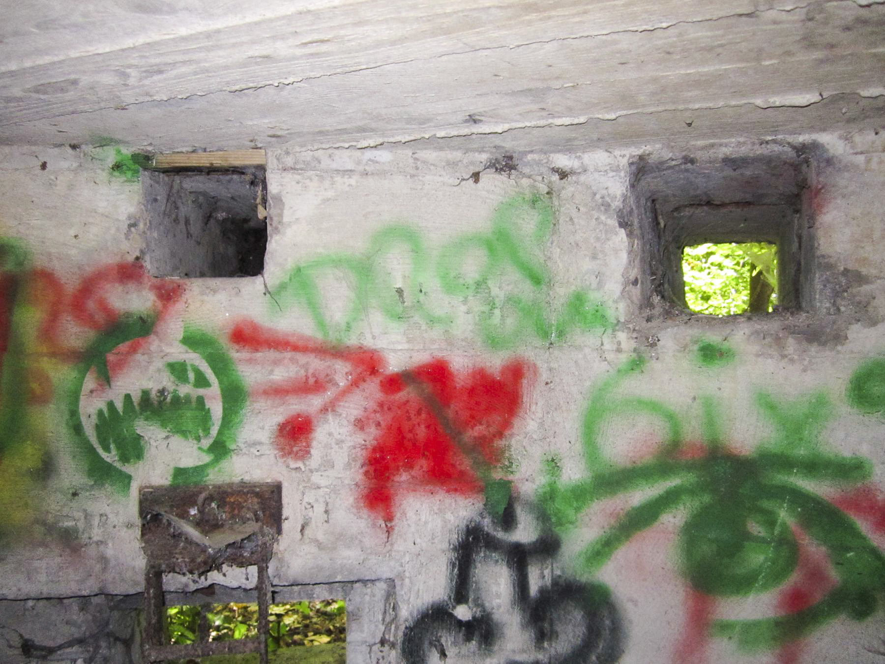 Ligne Maginot - HAUTE DIGUE 2 - (Blockhaus pour arme infanterie) - Réservations pour ventilation au-dessus du créneau mitrailleuse droit