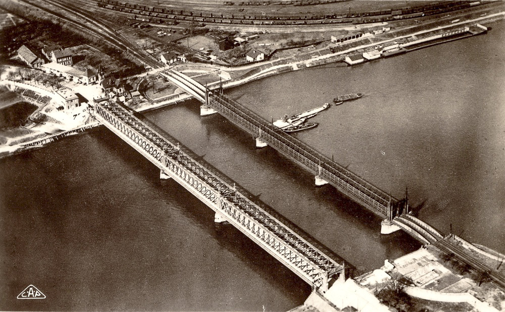 Ligne Maginot - Les ponts du Rhin - Vue aérienne des ponts
Notez la construction du bâtiment ou logeront les douanes, Gardes Républicain et le 172ème Régiment d'Infanterie de Forteresse. Le dispositif d'obstruction du pont route est également en construction, laissant penser que les blockhaus sont achevés.