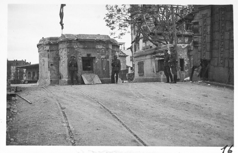 Ligne Maginot - PONT DU RHIN CENTRE - (Blockhaus pour canon) - Les blockhaus centre et gauche vus coté ennemi