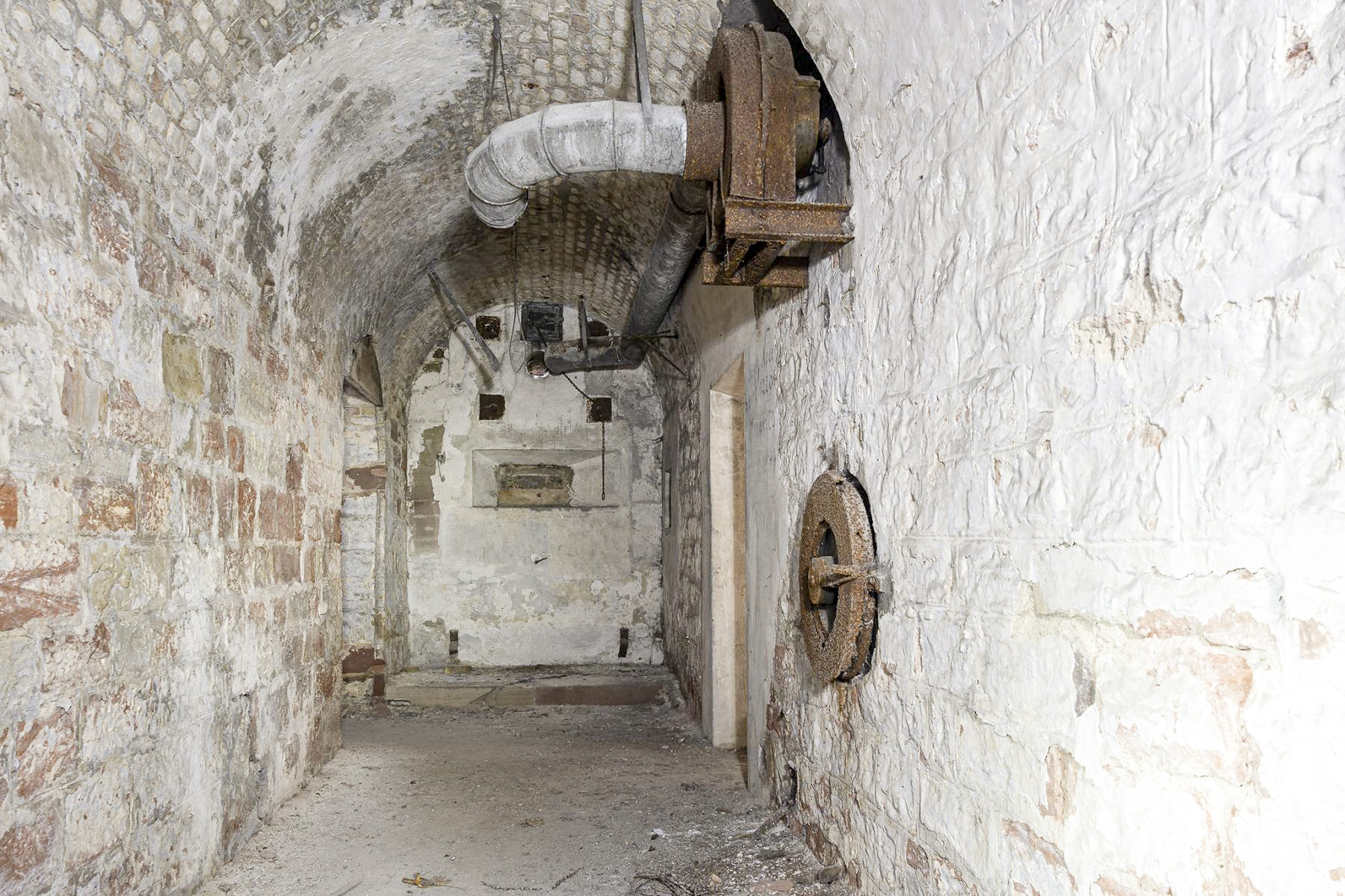 Ligne Maginot - FORT UHRICH (237°RI) - (PC) - Restes de ventilation dans l'entrée principale

