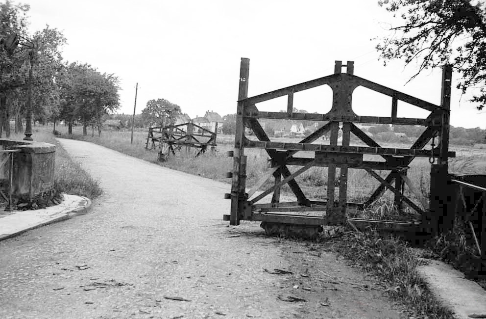 POURTALES - (Barrage de Route) 