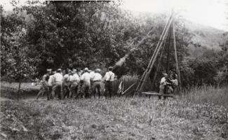 Ligne Maginot - LEMBACH - (Ouvrage d'infanterie) - Mise en place du réseau de rails antichar avec une 'sonnette 'destinée à les enfoncer