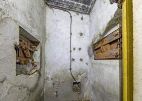 Ligne Maginot - ARENA - (Casemate d'artillerie) - A gauche le créneau de défense des arrières, à droite le créneau pour l'observation