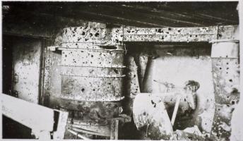 Ligne Maginot - 49/1 - LIMBOURG NORD - (Casemate d'infanterie - double) - La salle des filtres après les explosions intérieures d'obus.
Photo tirée du rapport Fonlupt de 09/1945