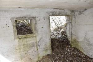 Ligne Maginot - BOIS DE DESSENHEIM SUD 9 - (Poste de Secours) - Intérieur de l'abri 'B' - l'entrée et la fenêtre ouest