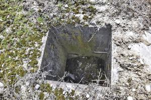 Ligne Maginot - D5 - (Chambre de coupure) - L'entrée. A gauche le couloir, en face la sortie de cables