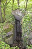 Ligne Maginot - OTTMARSHEIM NORD 2 - (Cuve pour arme d'infanterie) - Vue du dessus, vers le couloir.
On distingue le toit du couloir explosé.