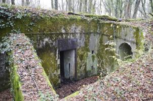 Ligne Maginot - PA DU CARREFOUR 252-4 - (Blockhaus pour arme infanterie) - Cour intérieure, de 4,2 m x 3,0 m environ. Sur les bords on voit des barres qui pouvaient servir à accrocher un filet de camouflage. La porte du blockhaus à gauche est entourée de blindage, et celle de droite est un couloir en forme de tunnel vers l'extérieur.