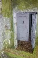 Ligne Maginot - 107 - CESARHOF SUD - (Casemate d'infanterie - Double) - Vue sur la grille d'entrée et la porte blindée.
Le créneau de tir pour FM à gauche de l'escalier