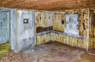 Ligne Maginot - 107 - CESARHOF SUD - (Casemate d'infanterie - Double) - Chambre de tir coté nord.
A gauche le créneau pour FM de l'entrée. A droite le créneau mitrailleuse (absence du bloc de béton pour l’affût. Sous le créneau FM, on distingue le passage des câbles électriques et dans l'angle l'évacuation des eaux.