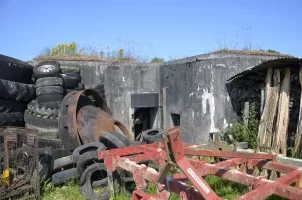 Ligne Maginot - BETTLACH NORD 3 - (Blockhaus pour arme infanterie) - Le blockhaus est dans une propriété privée. L'accès ne peu se faire sans l'accord du propriétaire, et l'accès est mal aisé car le blockhaus est encombré.