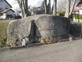 Ligne Maginot - D785 - HELFRANTZKIRCH 2 - (Blockhaus pour canon) - Le créneau de la coupole est muré. On reconnait facilement les coupole AC47 des coupoles Hotchkiss 8mm à leurs dimensions plus importantes et éà l'embrasure de tir plus large et plus haute.