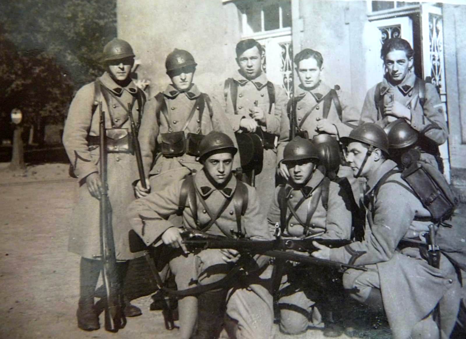 Ligne Maginot - 2° Régiment du Génie (2° RG) - Sapeurs du 2° Régiment du Génie, 
Photo probablement prise en 1937 à Metz
Le sapeur Freling Robert est le quatrième debout en partant de la gauche