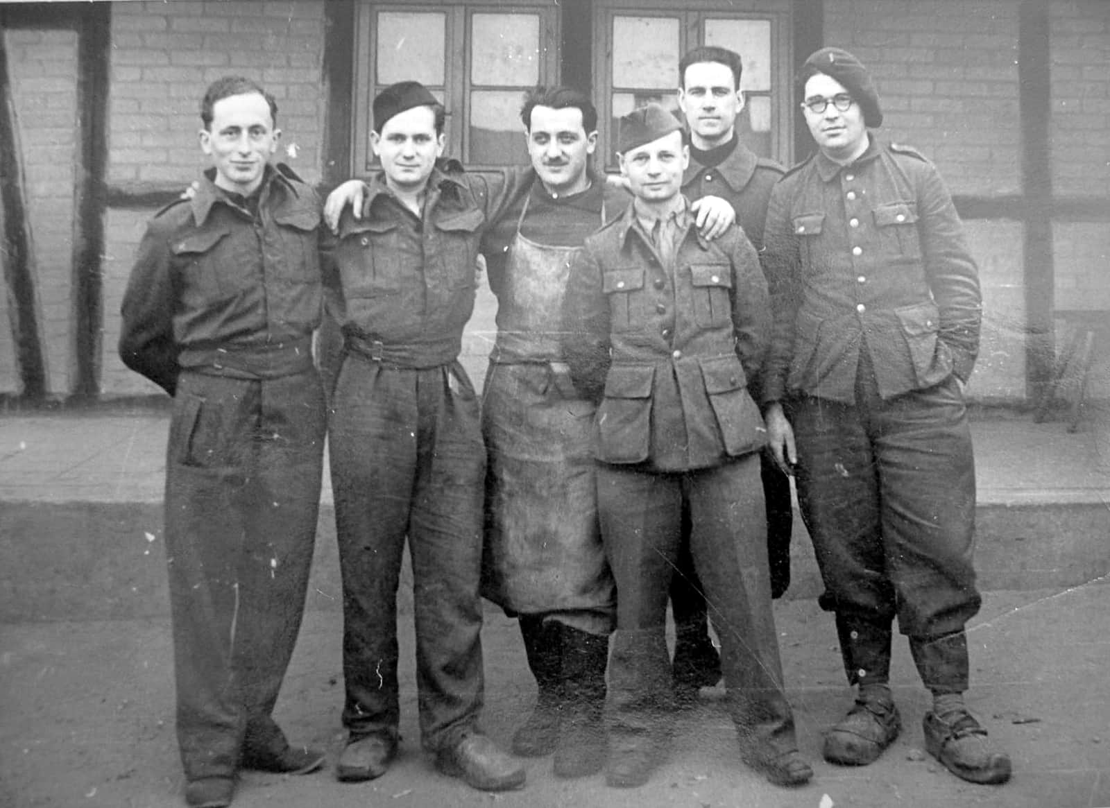 Ligne Maginot - ERROUVILLE - (Camp de sureté) - Photo supposément prise en 1939-1940 à Errouville
Le sapeur Freling Robert du 2° RG est le deuxième en partant de la gauche