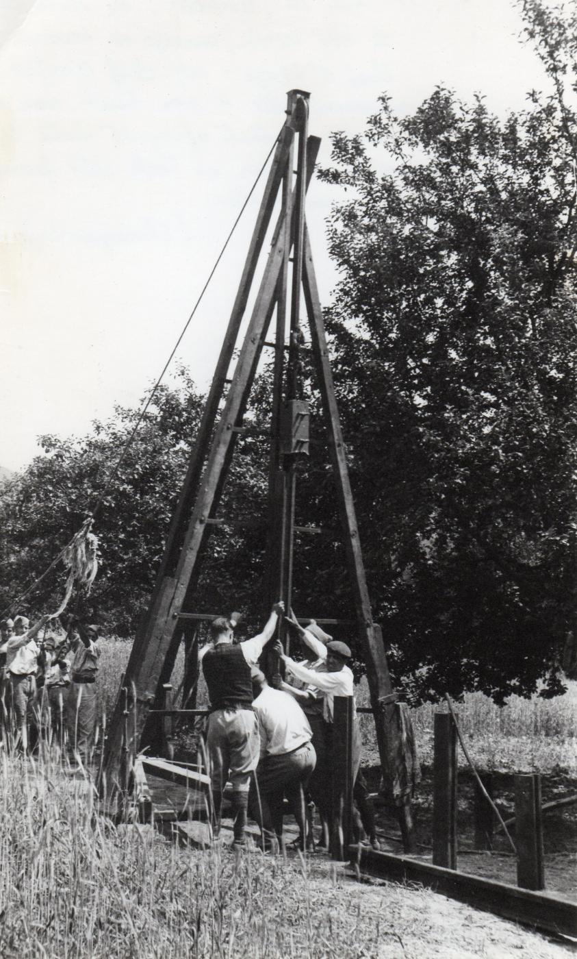 Ligne Maginot - LEMBACH - (Ouvrage d'infanterie) - une équipe plante à la sonnette sous les ordres de l'adjudant chef bienfait (béret ) les tronçon de rail qui ceinturerons l'ensemble des blocs