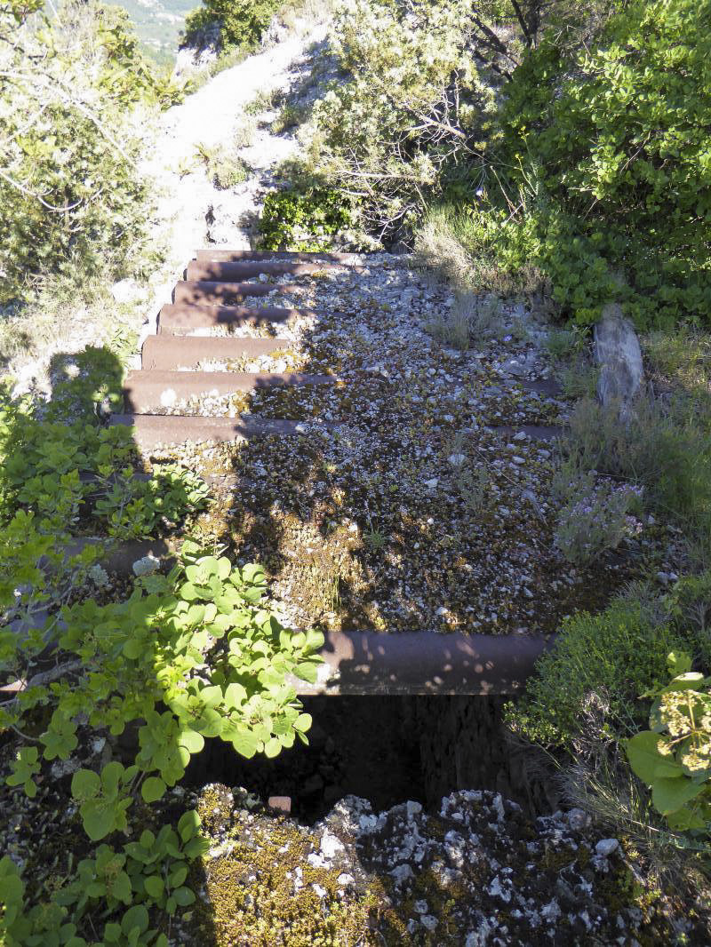 Ligne Maginot - CASTES RUINES 9 - (Blockhaus pour arme infanterie) - Tranchée sud