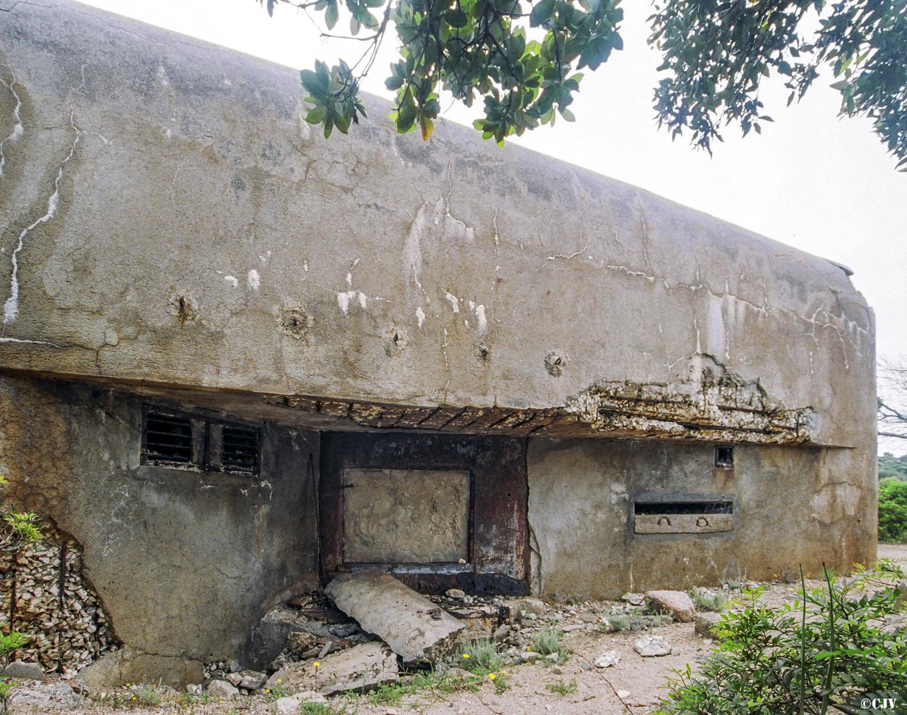 Ligne Maginot - SANT' AMANZA (Casemate d'artillerie) - Un des créneaux 75mm avec fente d'observation