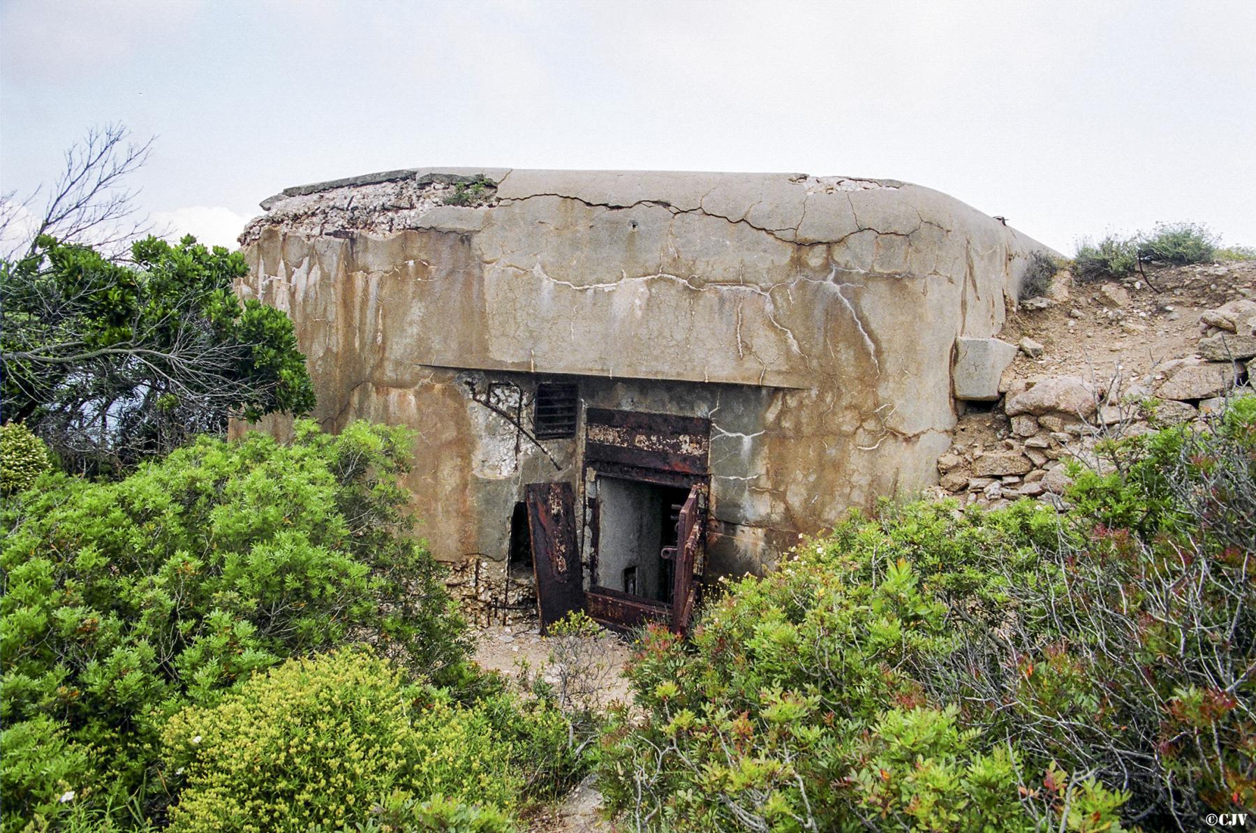 Ligne Maginot - SANT' AMANZA (Casemate d'artillerie) - L'entrée de la casemate