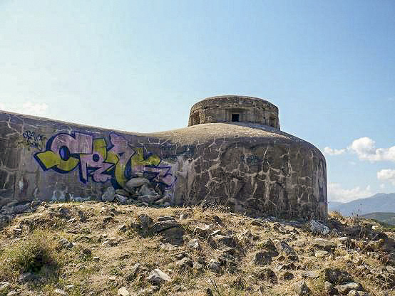 Ligne Maginot - SAINT FLORENT - (Casemate d'infanterie - Double) - Vue de la face arriére, autre angle.