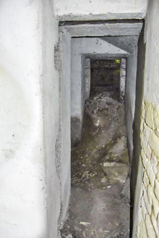 Ligne Maginot - B242 - ECLUSE 63 NORD - (Blockhaus pour canon) - Couloir de l'entrée, avec à gauche la niche des munitions