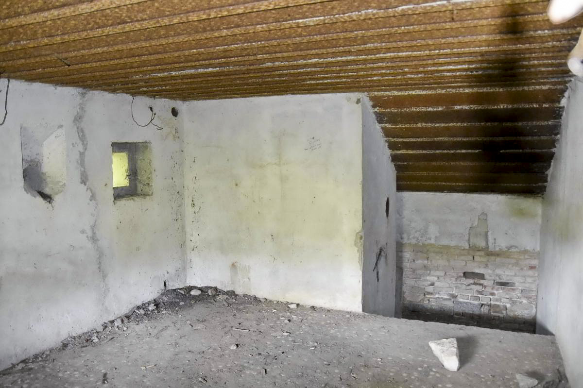 Ligne Maginot - B242 - ECLUSE 63 NORD - (Blockhaus pour canon) - Chambre de tir.
Au fond l'entrée du matériel, à gauche le créneau FM et la goulotte à grenades.