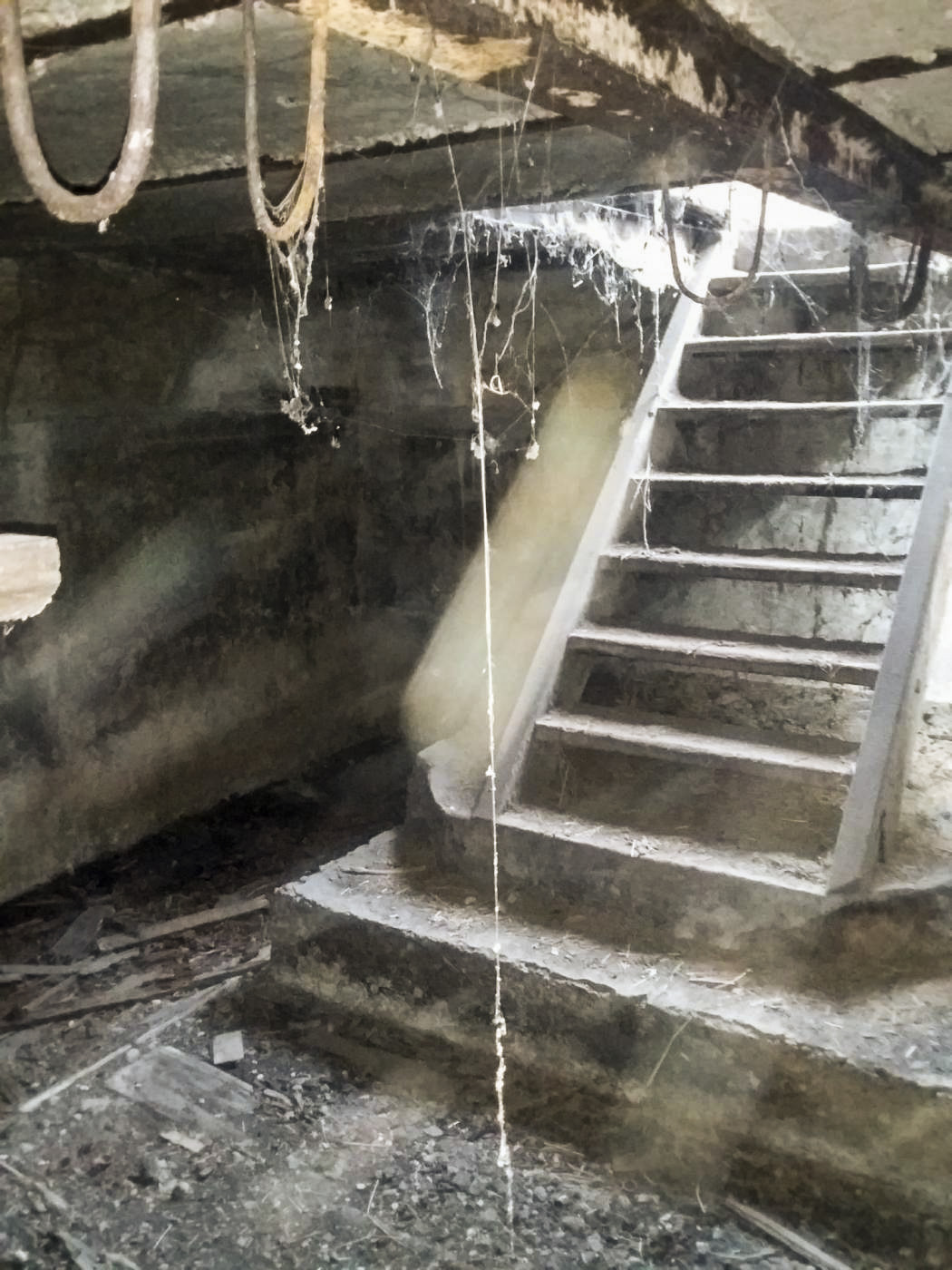 Ligne Maginot - ECLUSE 66 NORD - (Blockhaus pour canon) - L'escalier repose sur ce qui semble correspondre à la scelette en béton du canon