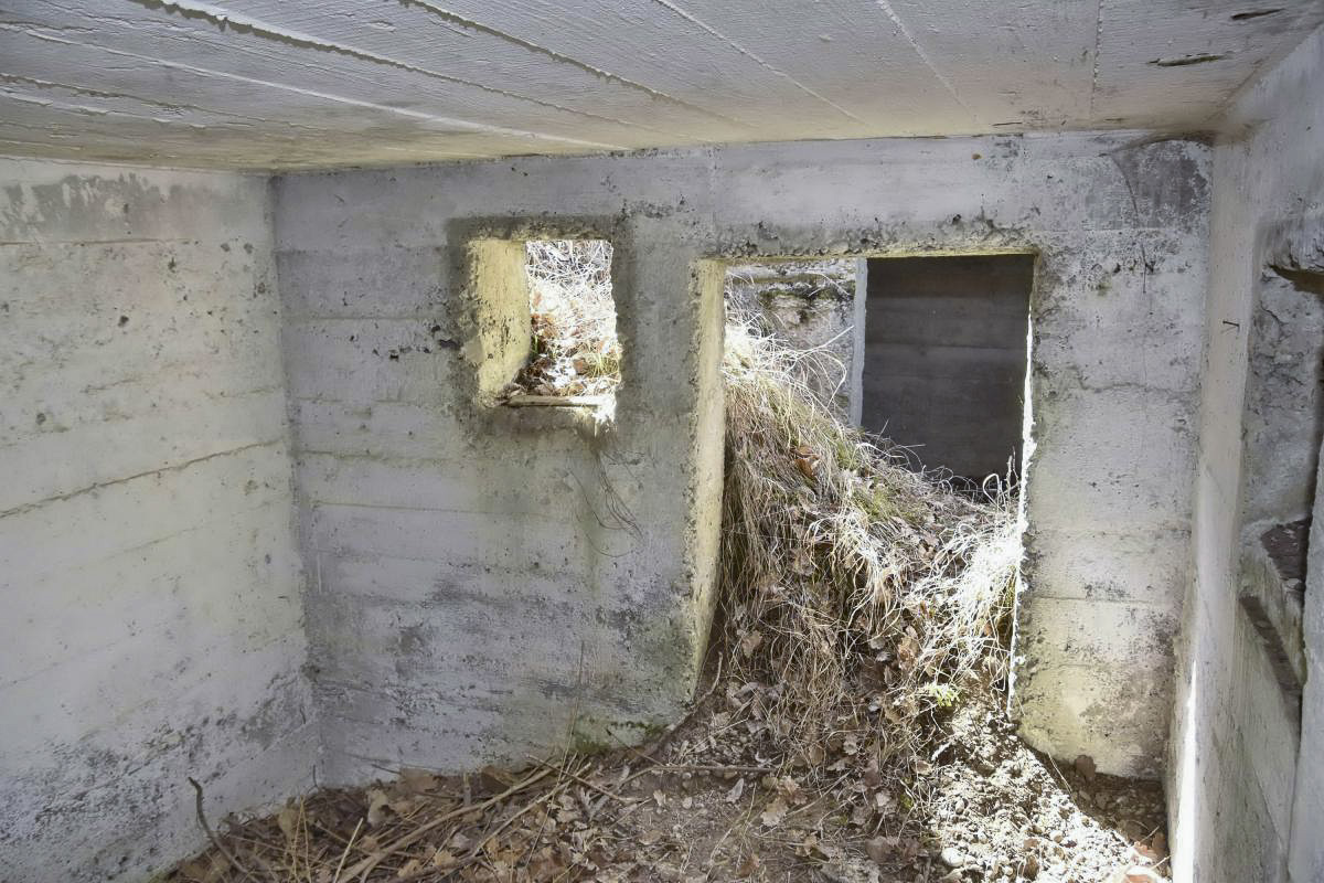 Ligne Maginot - BOIS DE DESSENHEIM SUD 9 - (Poste de Secours) - Entrée et fenêtre de l'abri 'B' - vue sur l'abri 'A'