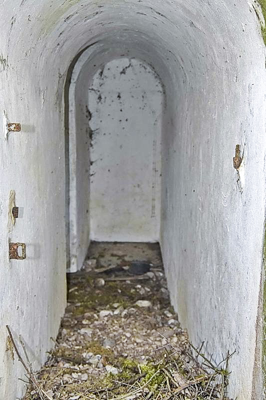 Ligne Maginot - OBERWALD EST 2 - (Blockhaus de type indéterminé) - Le couloir au fond à gauche l'accès à la coupole